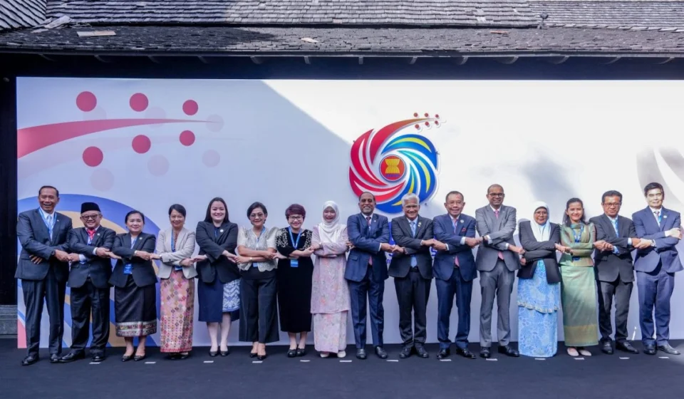 ASEAN Education Ministers Summit Adopts 10-Year Framework ASEAN education ministers pose together in Singapore after approving regional education framework.