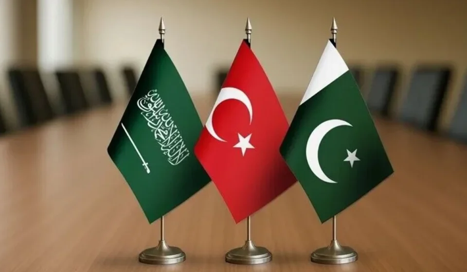 Türkiye, Saudi Arabia, and Pakistan Sign Defense Pact Saudi Arabia, Türkiye and Pakistan flags on a table, symbolizing the newly signed defense agreement.